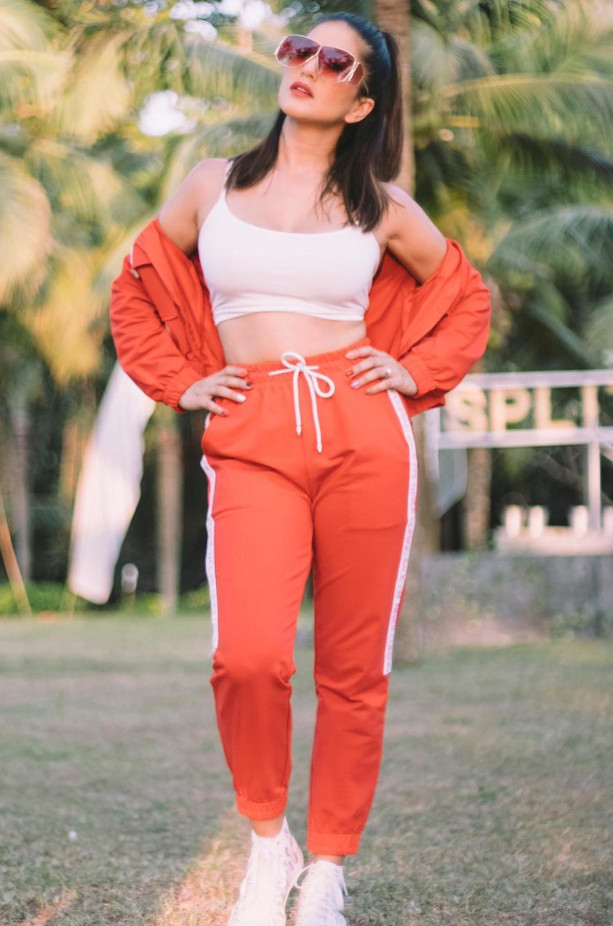 Hotel Masturabating – Sunny Leone (2023) Hindi Short Film 720p HDRip 50MB Download