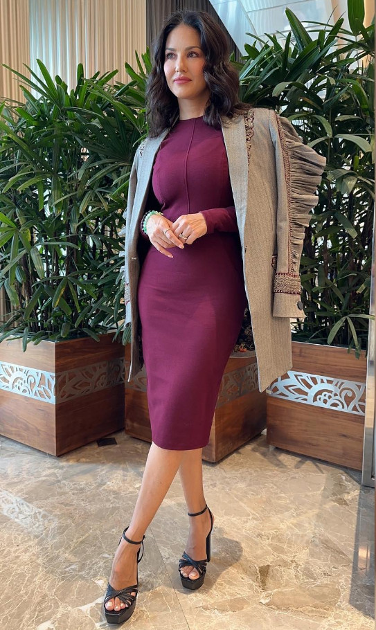 Office Girl – Sunny Leone (2023) Hindi Short Film 720p HDRip 200MB Download