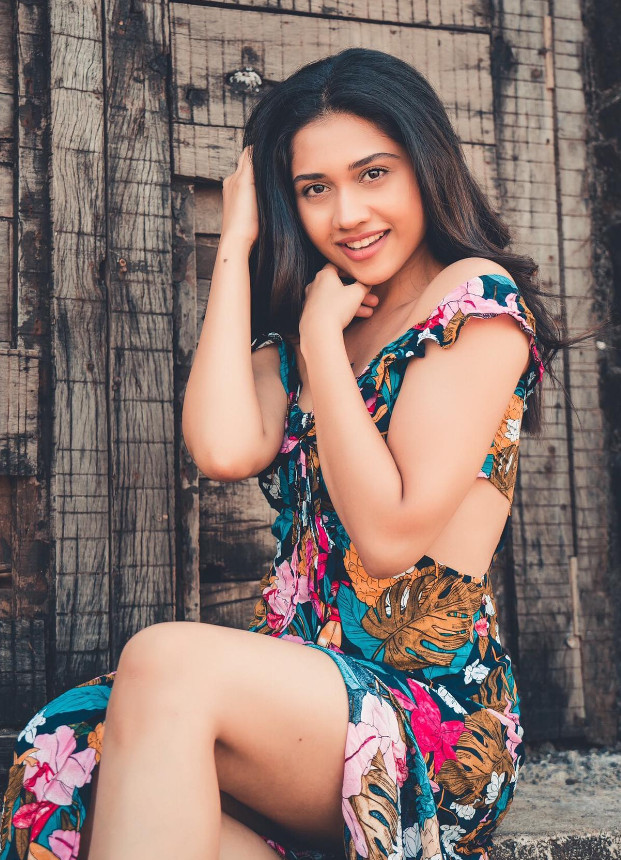 Madhi – Richa Joshi (2023) UNCUT Hindi Hot Short Film 720p HDRip 170MB Download